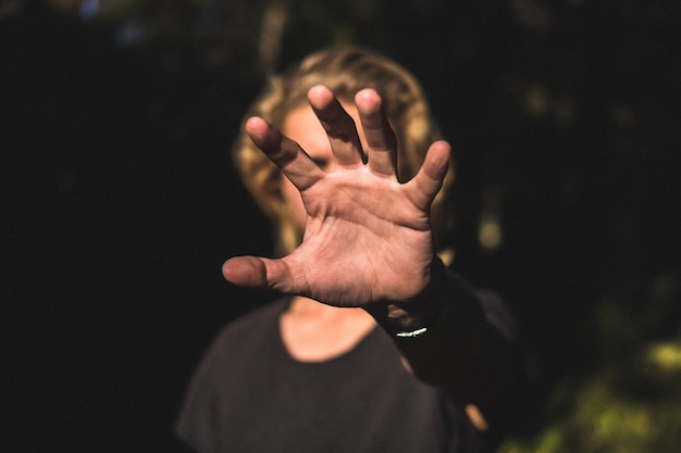 Eine Handfläche einer Person, die sein Gesicht bedeckt