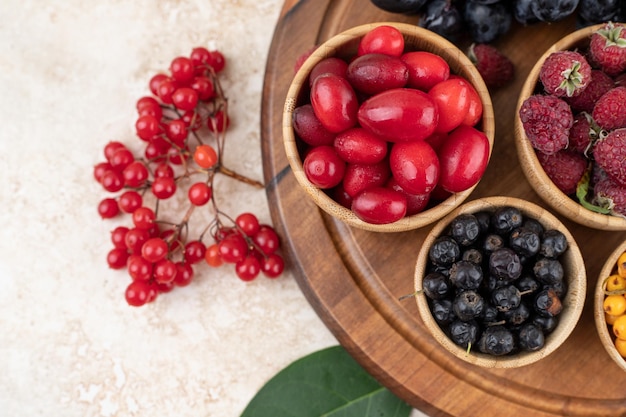 Eine Holzschale voller leckerer Beeren.