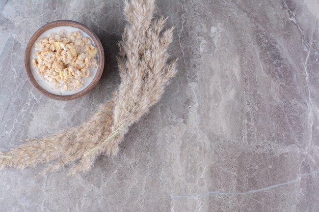 Eine Holzschüssel mit gesunden Cornflakes mit Milch