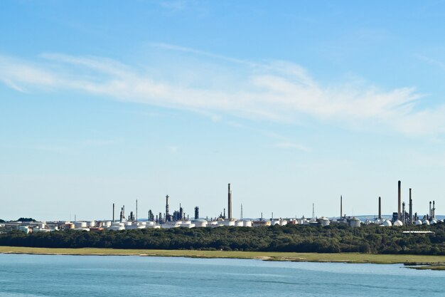 Eine industrielle Ölraffinerieanlage in der Nähe von Southampton, England
