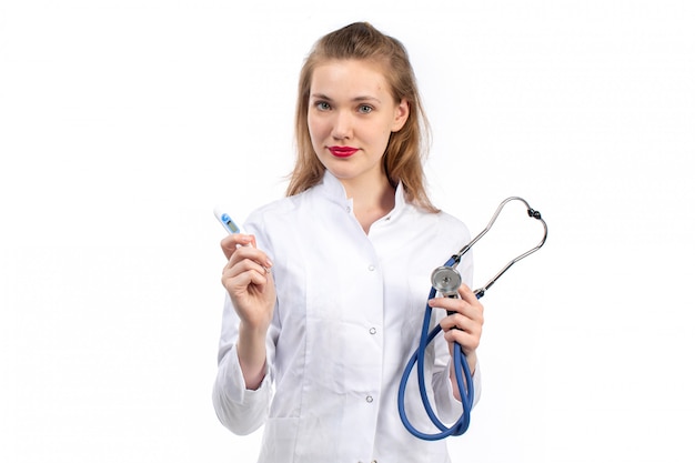Kostenloses Foto eine junge ärztin der vorderansicht im weißen medizinischen anzug mit stethoskop auf dem weiß