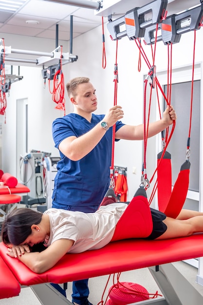 Kostenloses Foto eine junge frau bei einem arzttermin bei einem rehabilitologen