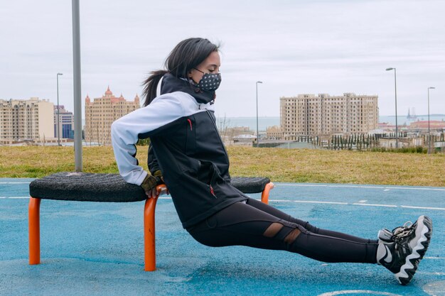 Eine junge Frau, die Calisthenics macht