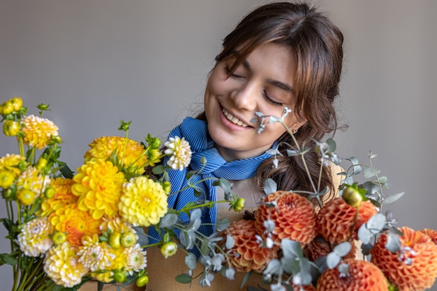 Eine junge Frau hält einen Strauß Chrysanthemenblumen