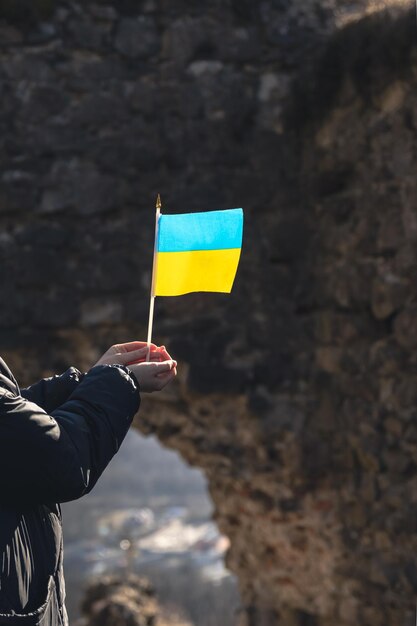 Eine junge Frau mit der Flagge der Ukraine in ihren Händen