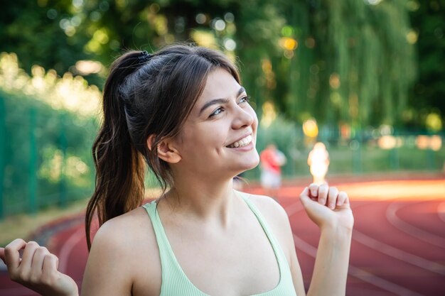 Eine junge Sportlerin im Sommer im Stadionporträt