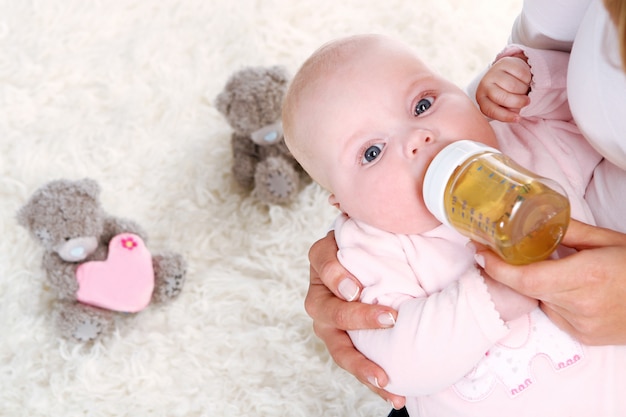 Kostenloses Foto eine junge und schöne mutter mit kind