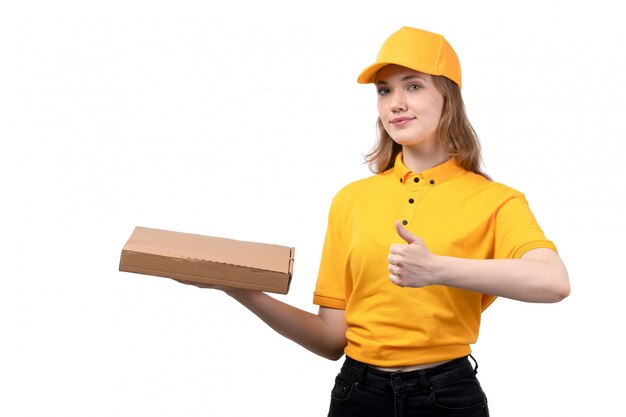 Eine junge weibliche Kurierarbeiterin der Vorderansicht des Lebensmittel-Lieferservices lächelnd, die Lebensmittel-Lieferbox auf Weiß hält