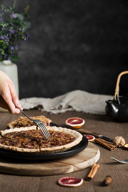 Eine köstliche, handgefertigte Pekankuchen-Torte, die bereit ist, serviert zu werden