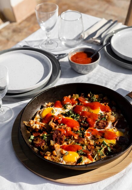 Eine köstliche Mahlzeit mit Chorizo Würstchen Zusammensetzung