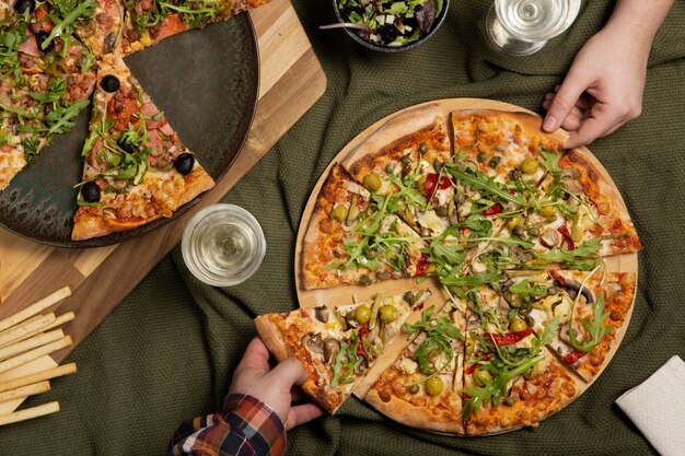 Eine köstliche Pizza-Arrangement-View von oben