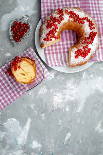 Eine köstliche runde torte der draufsicht mit frischen roten preiselbeeren und preiselbeersaft auf der weißen schreibtischkuchen-keks-tee-beere