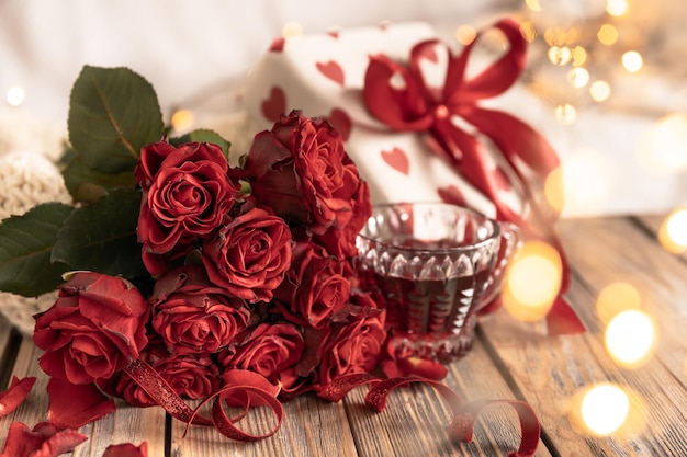 Kostenloses Foto eine komposition zum valentinstag mit einem blumenstrauß und einem roten getränk in einer tasse