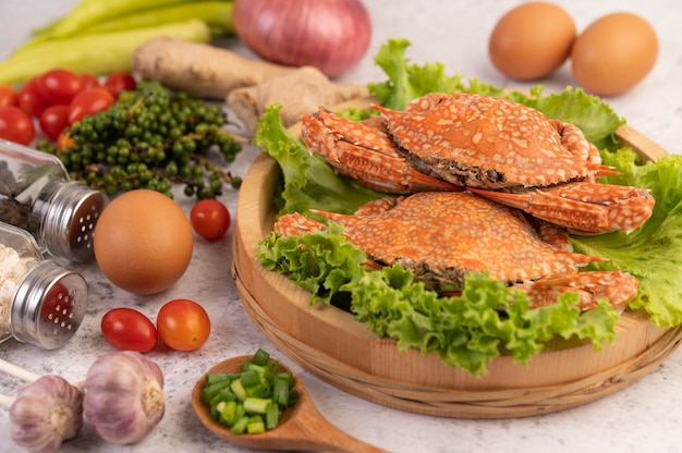 Eine Krabbe wird in einer Schüssel auf Salat gekocht.