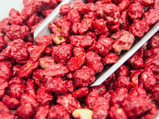 Kostenloses Foto eine kugel popcorn mit erdbeergeschmack auf einem markt