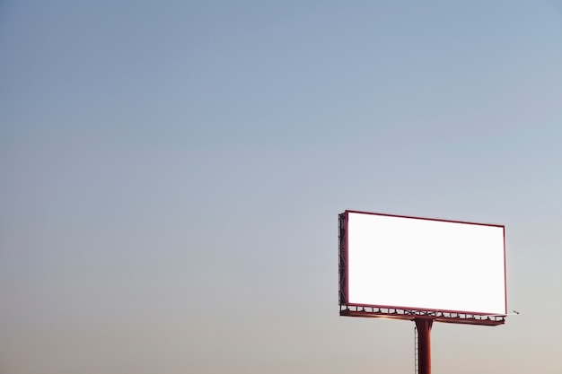 Eine leere Werbungsanschlagtafel im Freien gegen blauen Himmel
