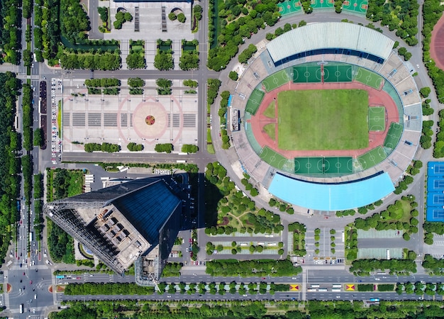 Eine Luftaufnahme eines Museums und Fußballstadions