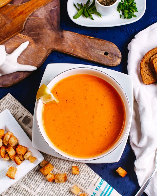 Eine Merji-Suppe der Draufsicht leckere berühmte östliche Mahlzeit innerhalb der weißen Platte auf der blauen Oberfläche