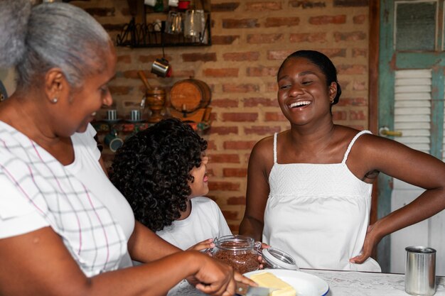 Eine mittelgroße brasilianische Familie kocht leckere Desserts.