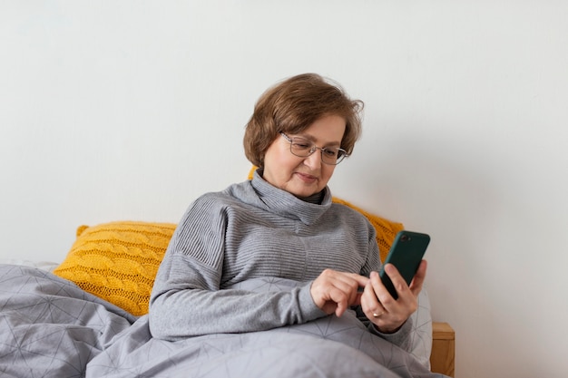 Eine mittelgroße Frau mit einem Smartphone