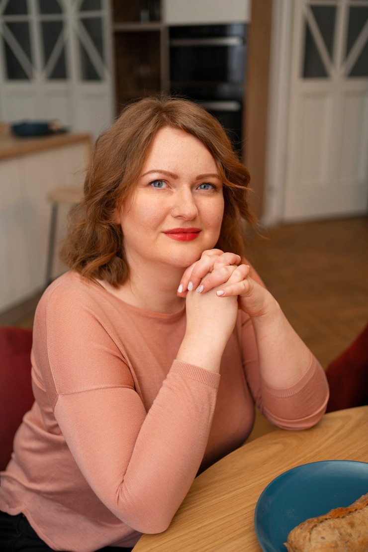 Kostenlose Foto eine mittelgroße frau mit köstlichem essen