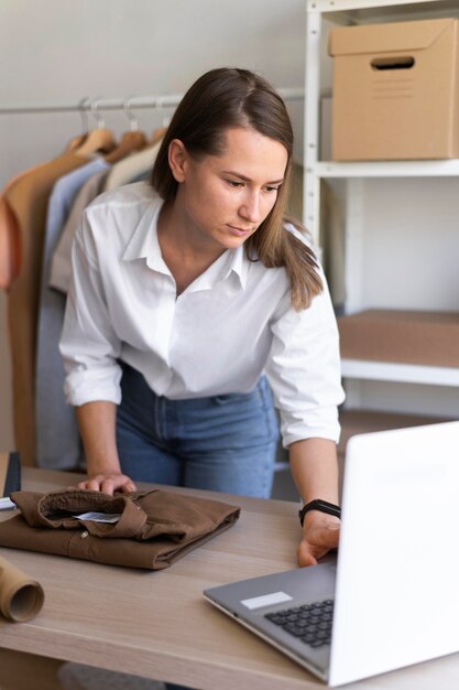 Eine mittelgroße Frau mit Laptop