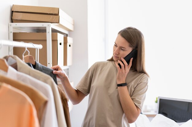 Eine mittelgroße Frau spricht am Telefon.
