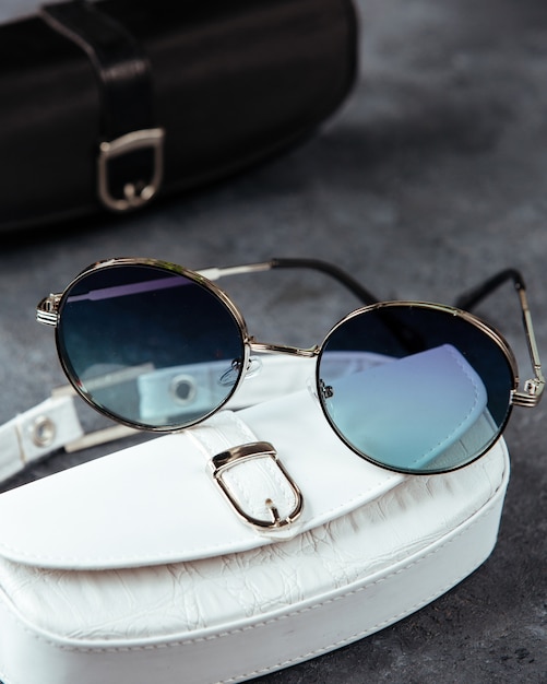 Eine moderne blaue Sonnenbrille der Draufsicht auf dem grauen Hintergrund isolierte Vision Brillen Eleganz