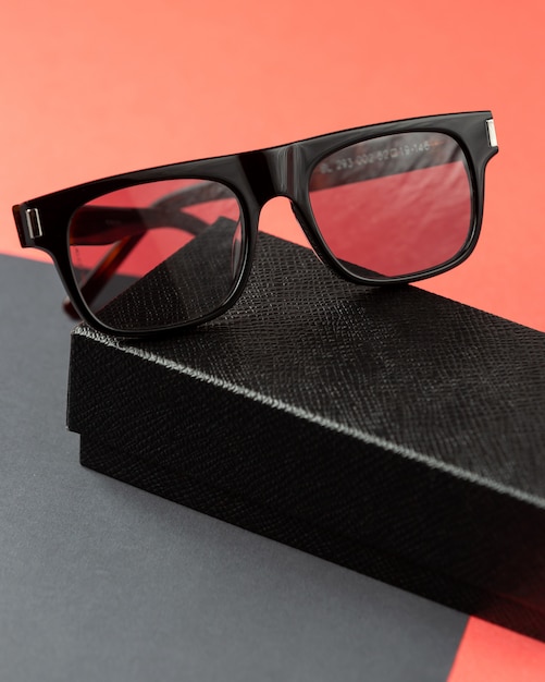 Eine moderne schwarze Sonnenbrille der Vorderansicht auf der rosa-dunklen