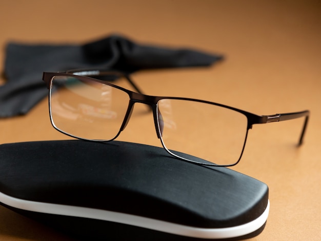 Eine moderne Sonnenbrille der Vorderansicht modern auf dem braunen Hintergrund isolierte Vision Brille Eleganz