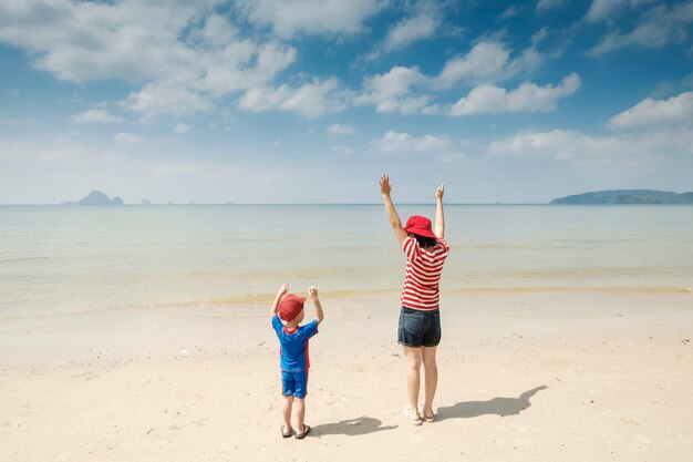 Eine Mutter und Sohn am Strand im Freien Meer und blauer Himmel