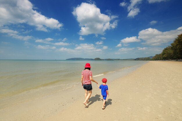 Eine Mutter und Sohn am Strand im Freien Meer und blauer Himmel