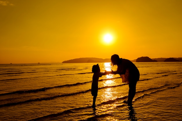 Eine Mutter und Sohn im Freien bei Sonnenuntergang mit Kopie Raum