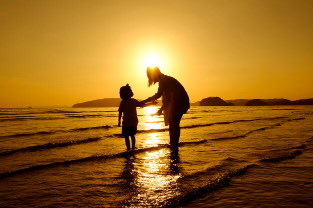 Eine Mutter und Sohn im Freien bei Sonnenuntergang mit Kopie Raum