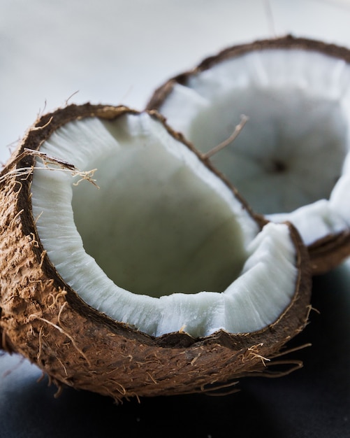 Eine Nahaufnahme der frischen Kokosnuss