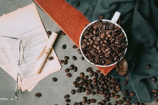 Eine Nahaufnahme einer Hand, die Kaffeewasser in eine Kaffeetasse gießt, internationales Kaffeetagkonzept