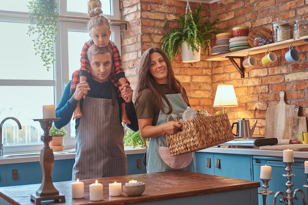 Eine nette kleine Familie steht zusammen in der Küche und plant etwas zu kochen.