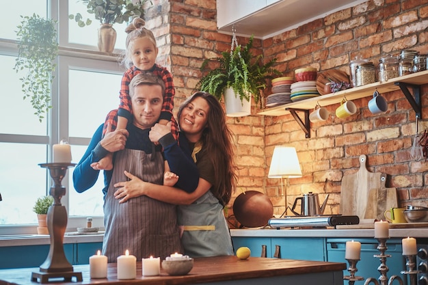 Eine nette kleine Familie steht zusammen in der Küche und plant etwas zu kochen.