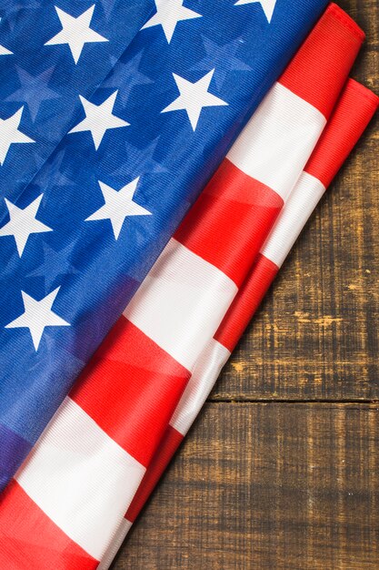 Eine obenliegende Ansicht der gefalteten amerikanischen Flagge auf Holztisch