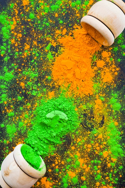 Eine obenliegende Ansicht der hölzernen verschütteten Schüssel holi Farben