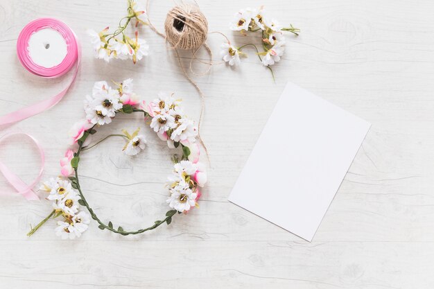 Eine obenliegende Ansicht des leeren Weißbuches mit Blumenkranz