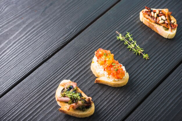 Eine obenliegende Ansicht des Toastaperitifs auf hölzernem Hintergrund