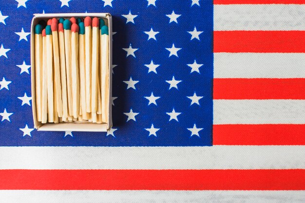 Eine offene Streichholzschachtel auf amerikanischer Flagge des Vereinigten Staates