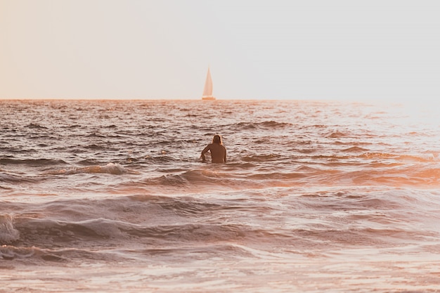 Kostenloses Foto eine person, die im meer schwimmt