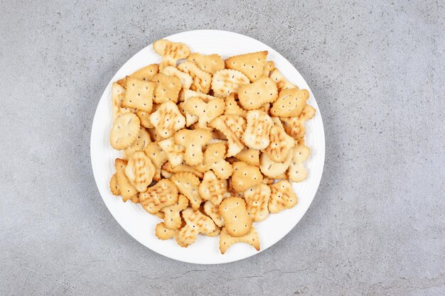 Eine Platte voller knuspriger Cracker auf Marmoroberfläche