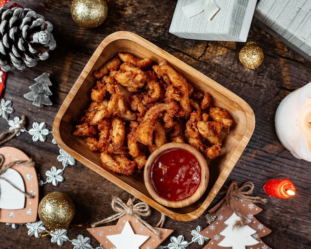 Eine Portion knusprig gebratener Snack mit roter Pfeffersauce