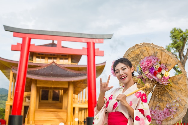 Eine schöne asiatische Frau, die einen japanischen Kimono, traditionelles Kleidkonzept trägt.