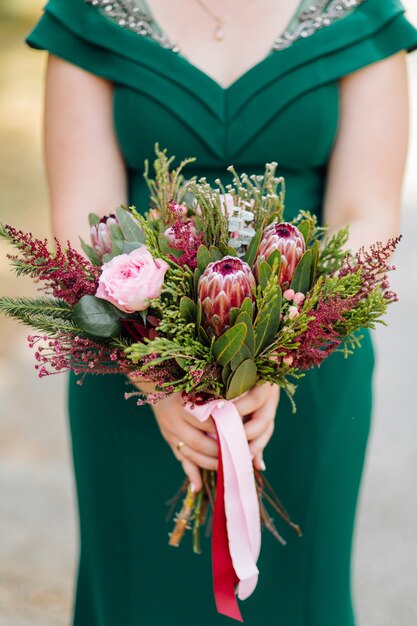 eine schöne Braut, die grünes Hochzeitskleid trägt