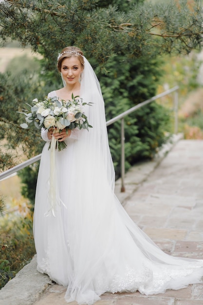 eine schöne Braut, die Hochzeitskleid trägt