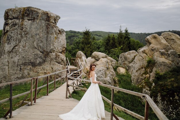 eine schöne Braut, die Hochzeitskleid trägt